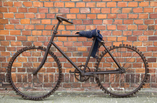 Bild vergr&ouml;&szlig;ern: Fahrrad mit Notbereifung