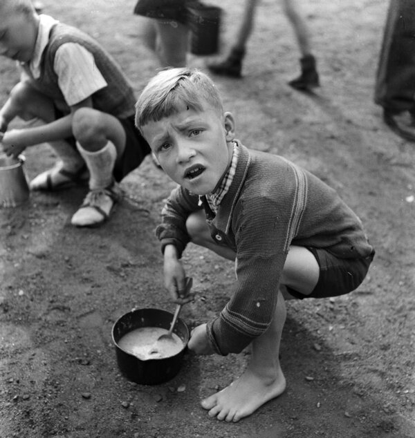 Bild vergr&ouml;&szlig;ern: 26-A-Foto_Koop_S169_Schwedenspeisung_1947_13