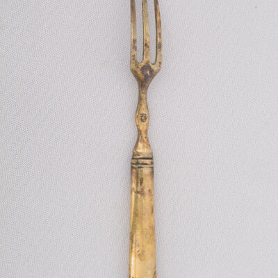 A-1318 Messinggabel