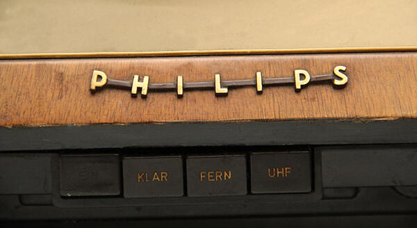 Bild vergr&ouml;&szlig;ern: 2014-objekt-monat-juni-fernseher-phillips-detail-schrift